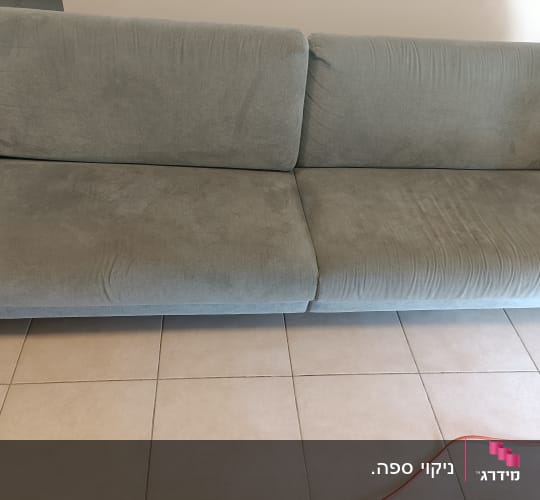ספה אפורה על רצפת אריחים עם כבל כתום בצד